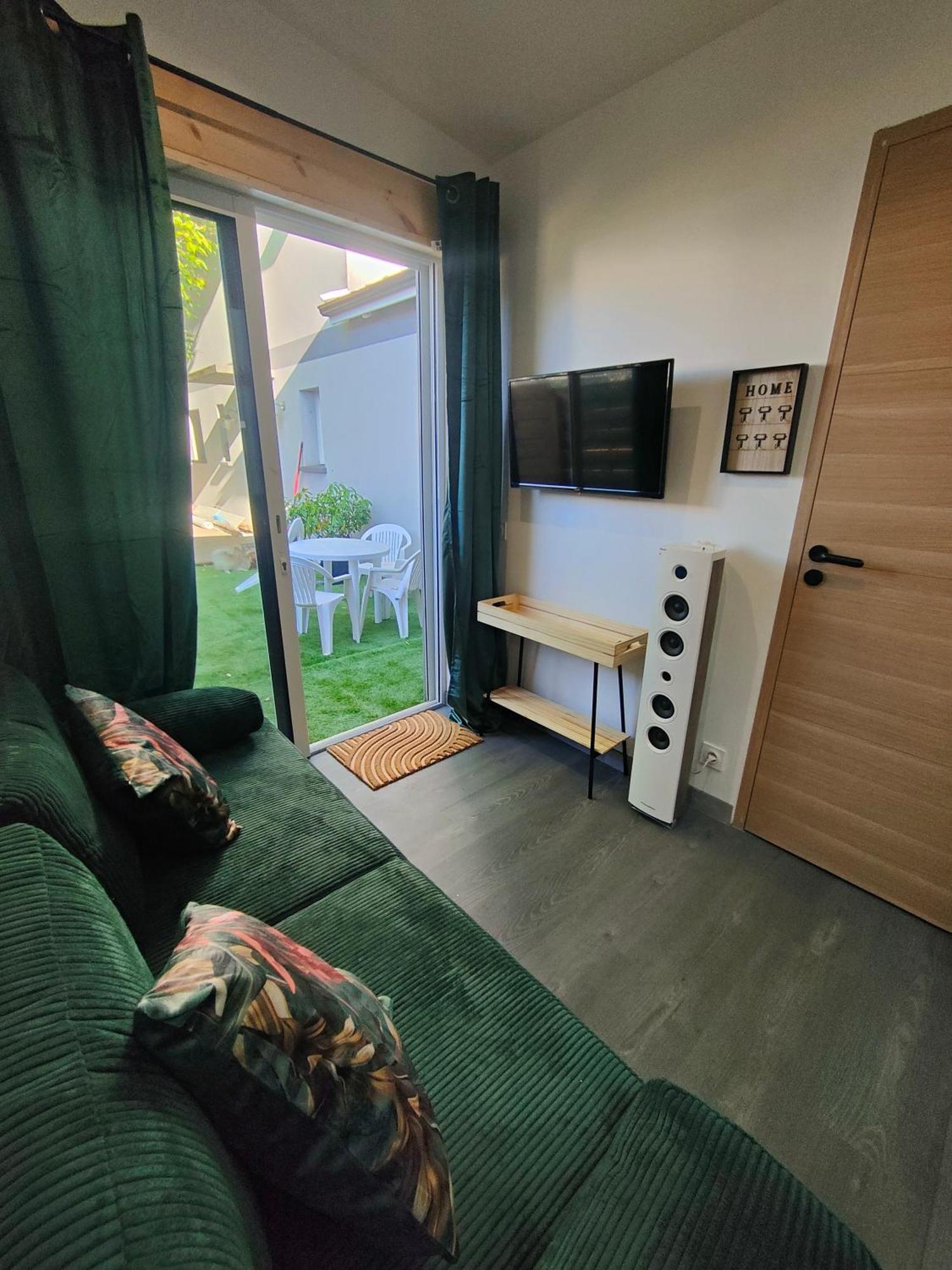 Вилла Tiny House Avec Jardin Et Acces Piscine Chauffee Сен-Медар-ан-Жаль Экстерьер фото
